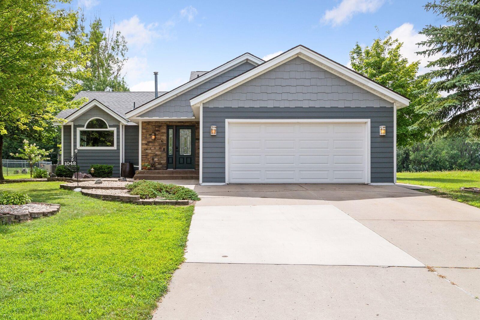 Property Photo:  1042 8th Avenue SW  MN 55350 