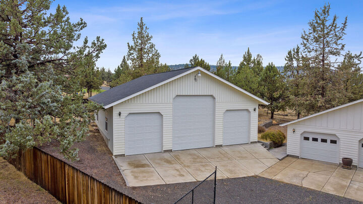 Property Photo:  6851 SE David Way  OR 97754 