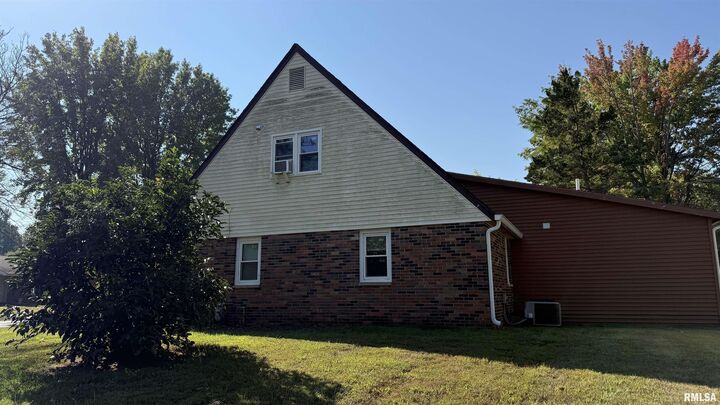 Property Photo: 300 S Glenview Drive IL 62901