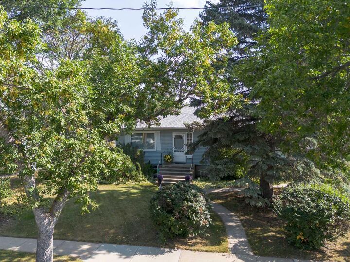 Property Photo:  5825 45 Avenue  AB T4N 3M1 