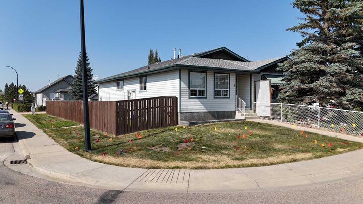 Property Photo: 5 Lyons Close AB T4R 3P5
