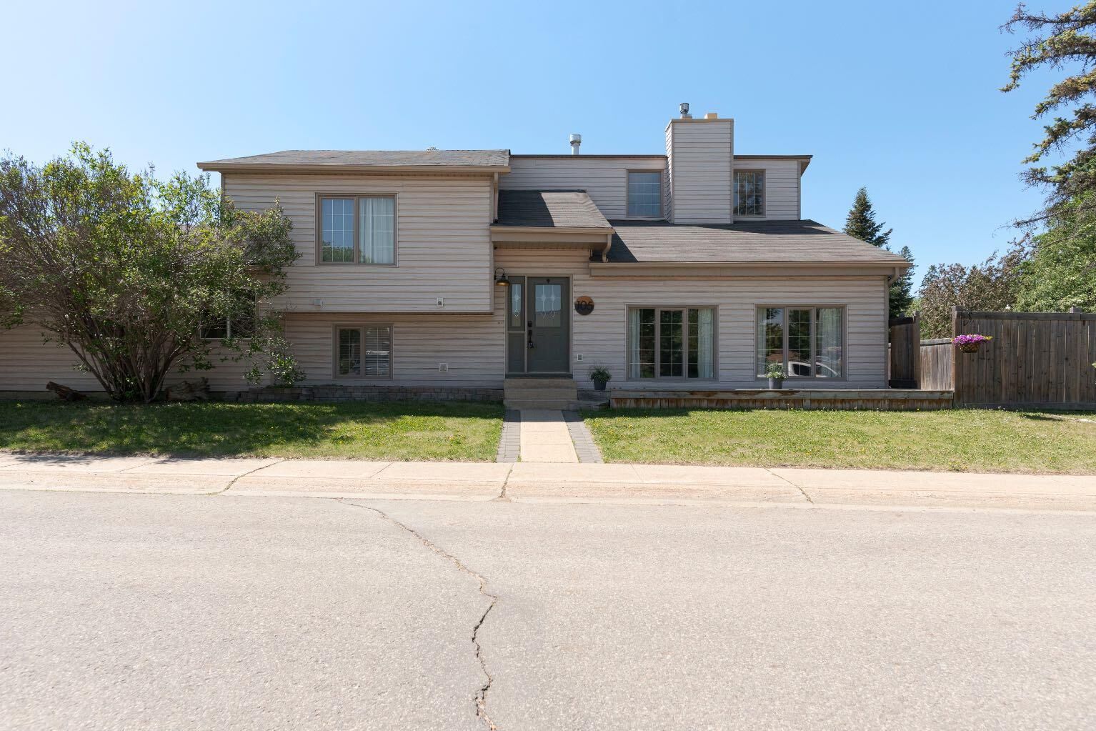 Photo de la propriété:  105 Whiteoak Garden  AB T9K 1A7 