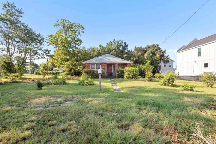 Property Photo: 1109 W Intendencia St FL 32502
