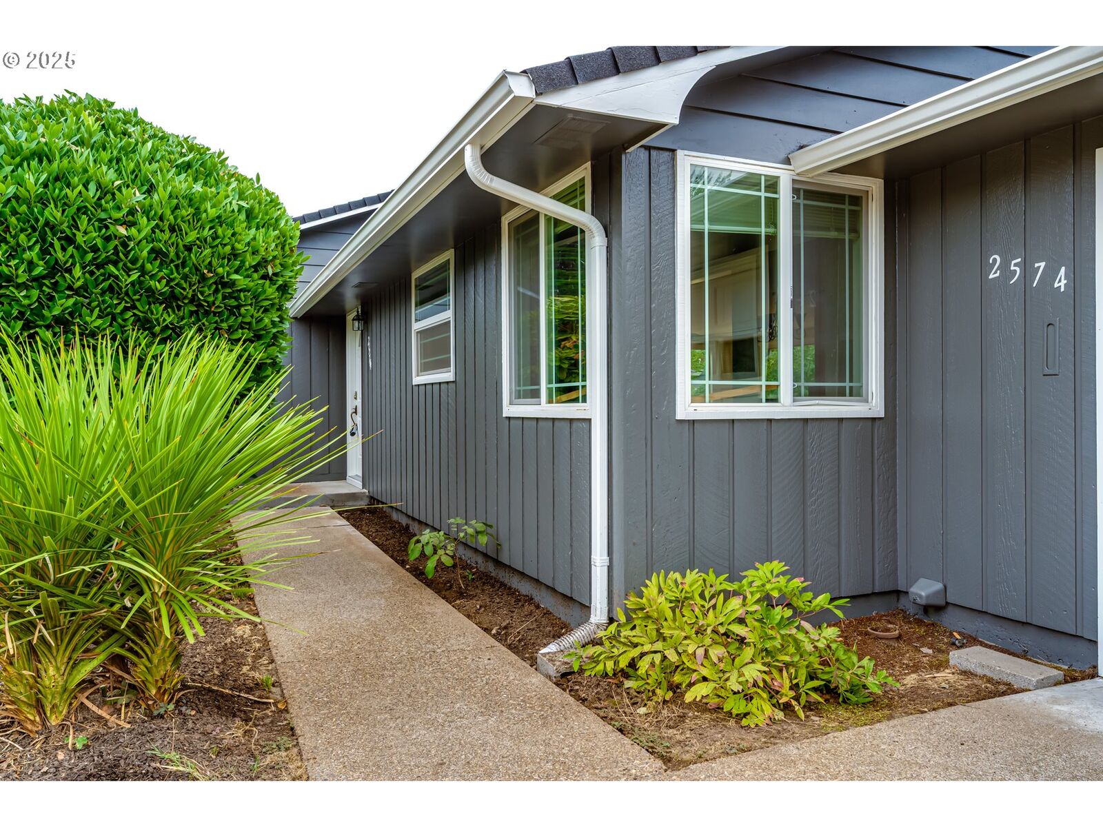 Property Photo:  2574 Sorrel Way  OR 97401 