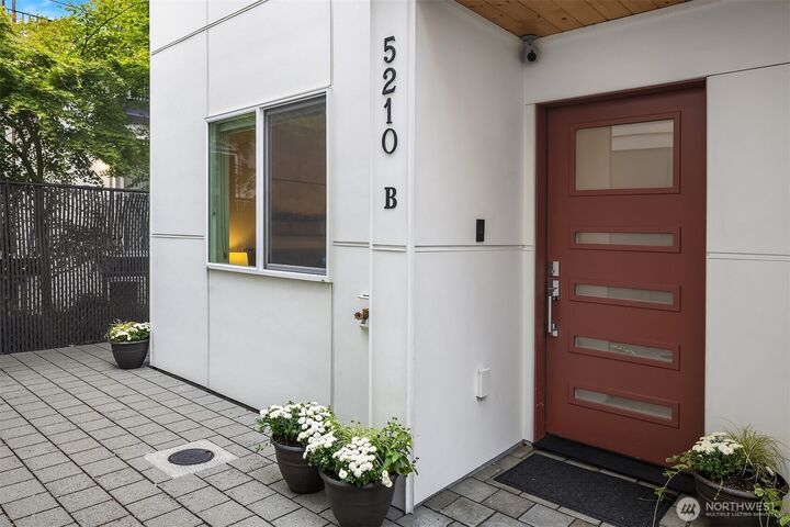 Property Photo: 5210 B Brooklyn Avenue NE WA 98105
