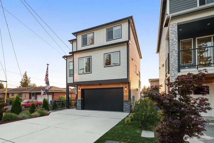 Property Photo:  14816  40th Avenue W 4  WA 98087 