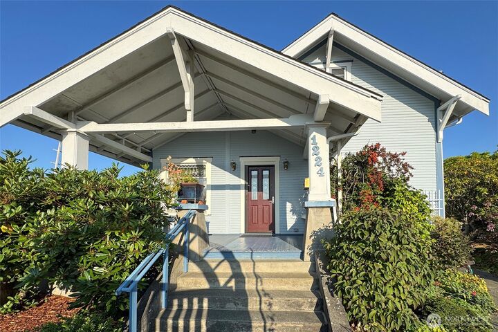 Property Photo:  1224 S Oak Street  WA 98362 