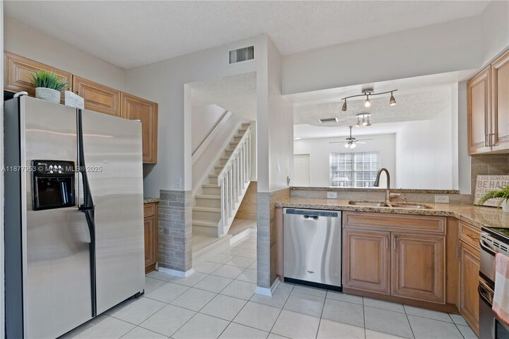 Property Photo:  16675 Hemingway Dr 16675  FL 33326 