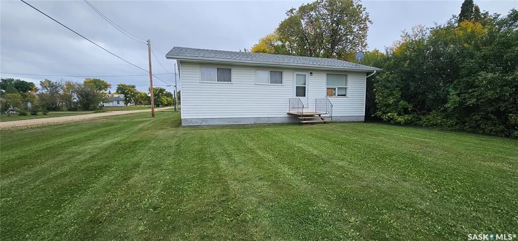 Property Photo:  65 2nd Street W  SK S0E 1V0 
