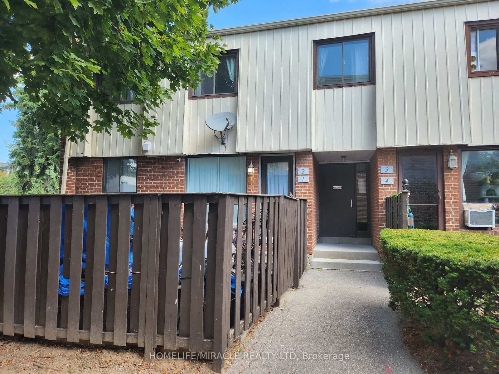 Property Photo:  1100 Oxford Street 2  ON L1J 6G4 