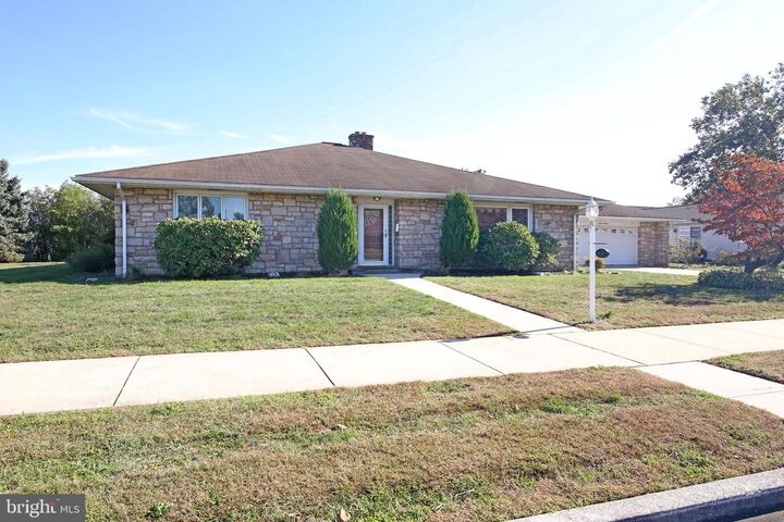Property Photo:  814 E Oak Street  PA 17078 