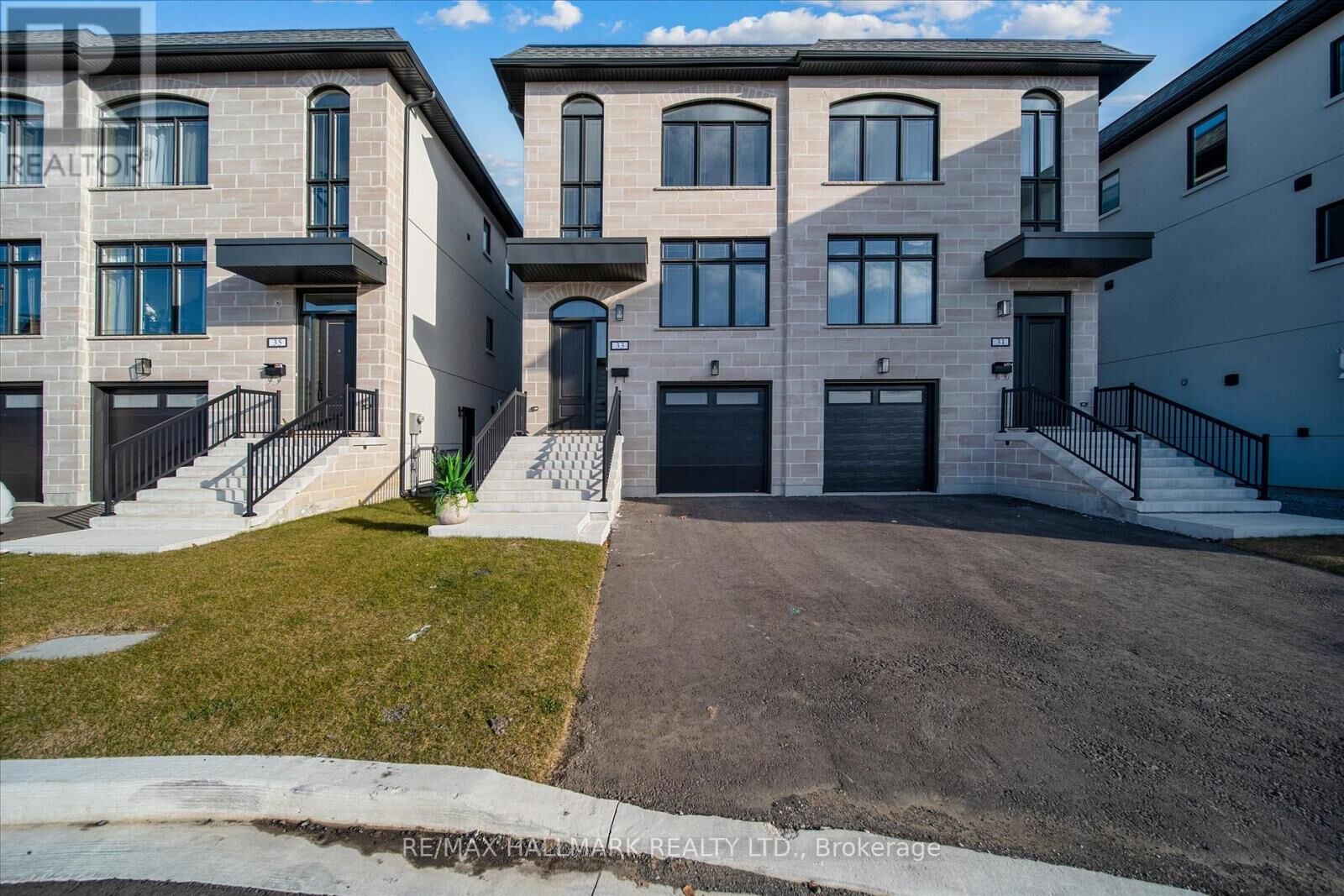 Photo de la propriété:  31 St.gaspar'S Court  ON M9L 2J7 