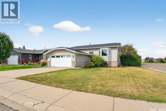 4 Lewry Crescent  Moose Jaw SK S6J 1J8 photo