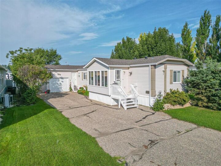 Property Photo:  654 Brentwood Village  MB R7B 4C3 