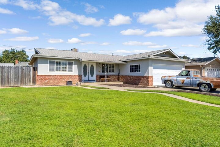 Property Photo:  530 E Spruce Avenue  CA 93245 
