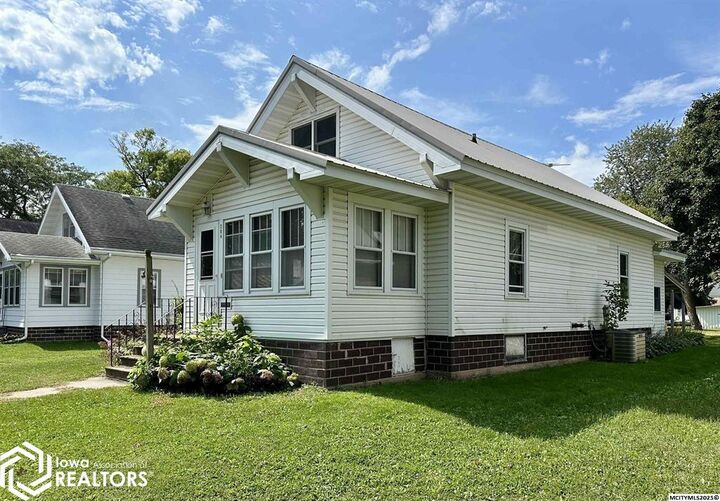 Property Photo:  204 11th Street N  IA 50459 