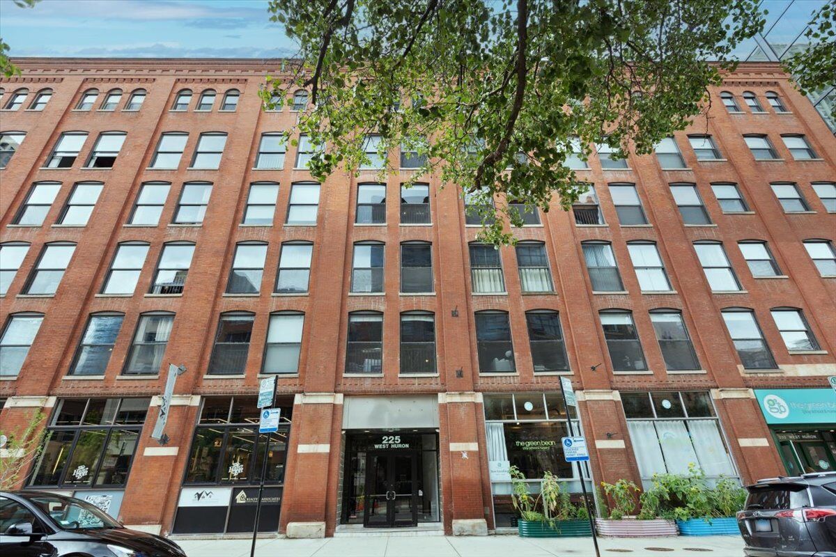 Property Photo:  225 W Huron Street 415  IL 60654 