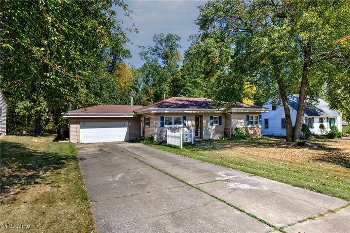 Property Photo:  3323 Draper Avenue SE  OH 44484 