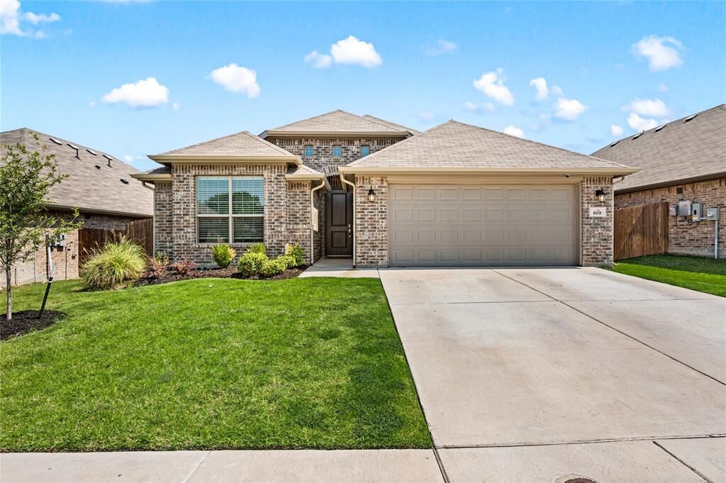 Property Photo:  809 Long Iron Drive  TX 76108 