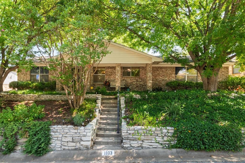 Property Photo: 1103 S Rusk Street TX 76086