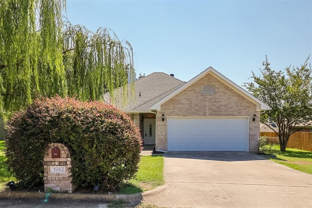 Property Photo:  1643 Oxford Drive  TX 75142 