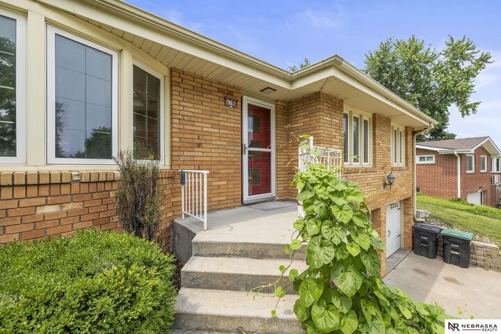 Property Photo:  618 S 113th Avenue  NE 68154 