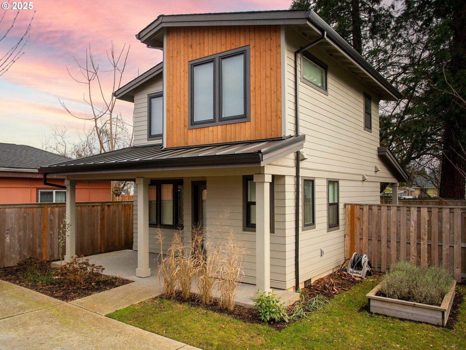 Property Photo:  5580 SE Cooper St B  OR 97206 