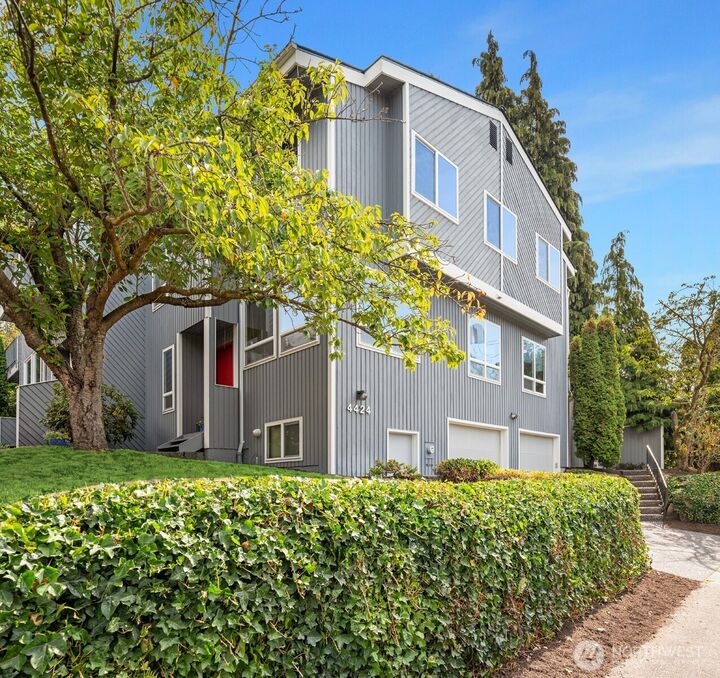 Property Photo:  4424  4th Avenue NW 5  WA 98107 