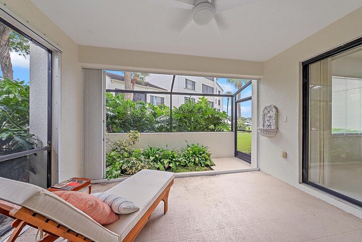 Property Photo:  811 Oak Harbour Drive  FL 33408 