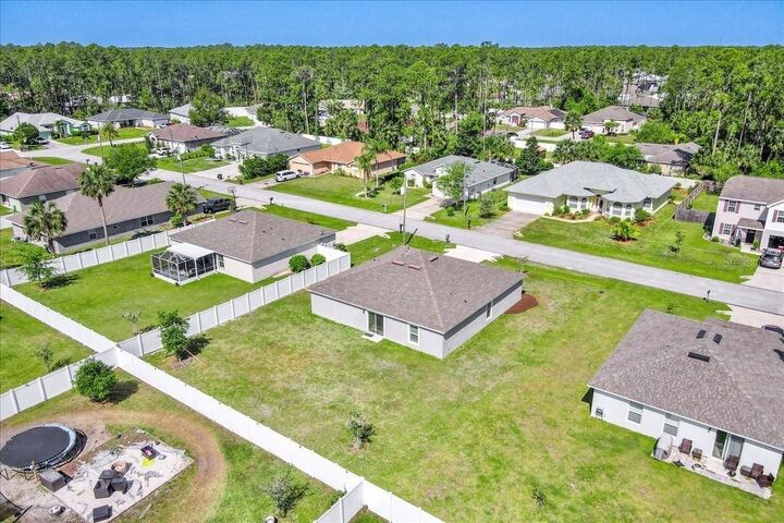 Property Photo: 10 Post Oak Ln FL 32164
