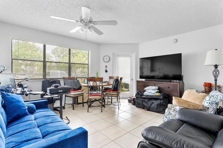 Property Photo: 540 S Park Rd 19-9 FL 33021