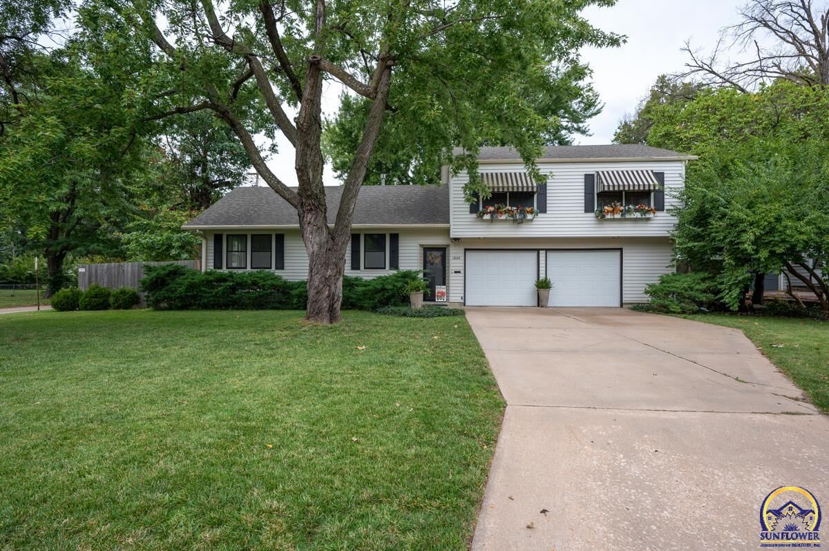 Property Photo: 1849 SW Arnold Ave KS 66604