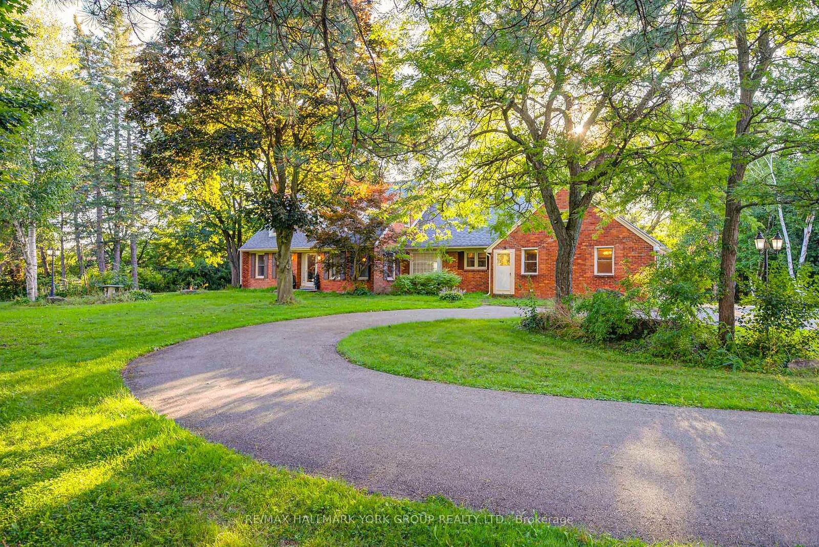 Property Photo: 18 Kennedy Lane ON L4A 2J5