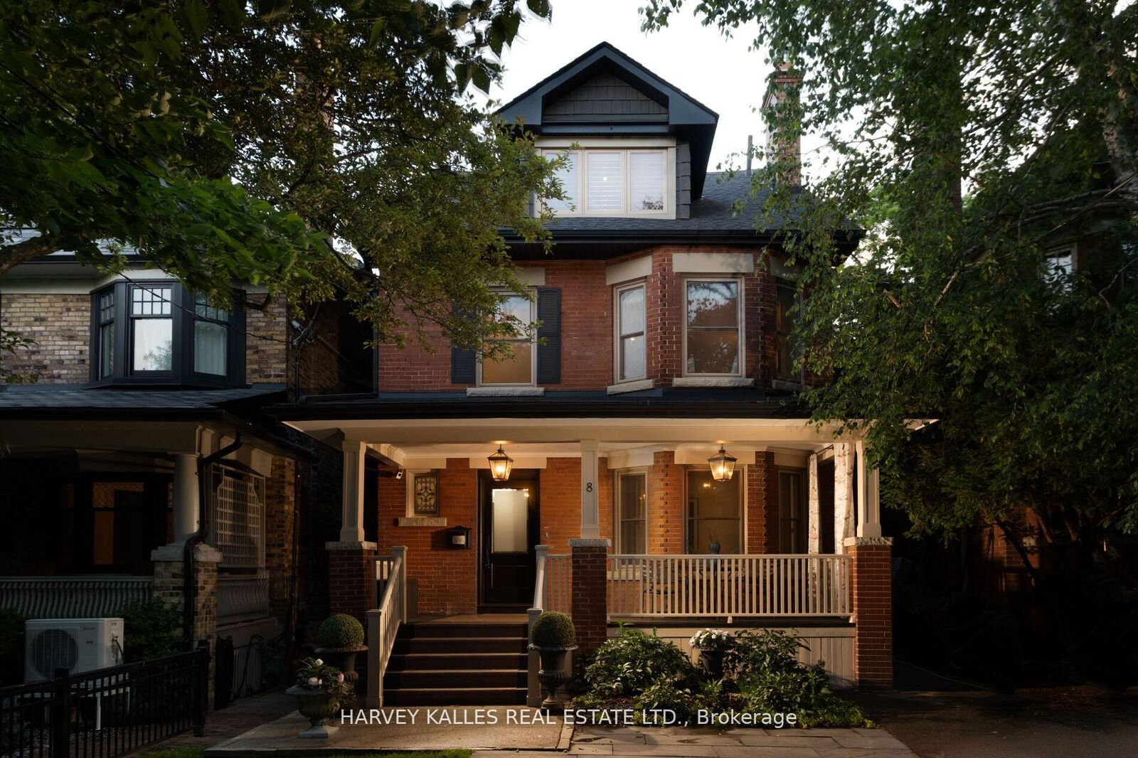 Property Photo:  8 Edgewood Crescent  ON M4W 3A9 