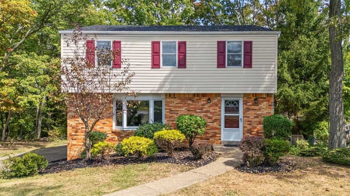 Property Photo: 16 Sterling Dr PA 15108