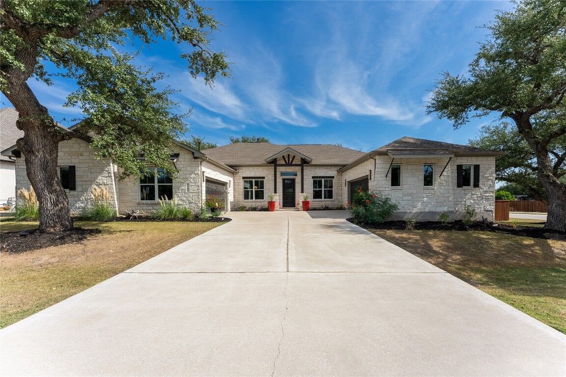 Property Photo:  360 Premier Park Loop  TX 78620 