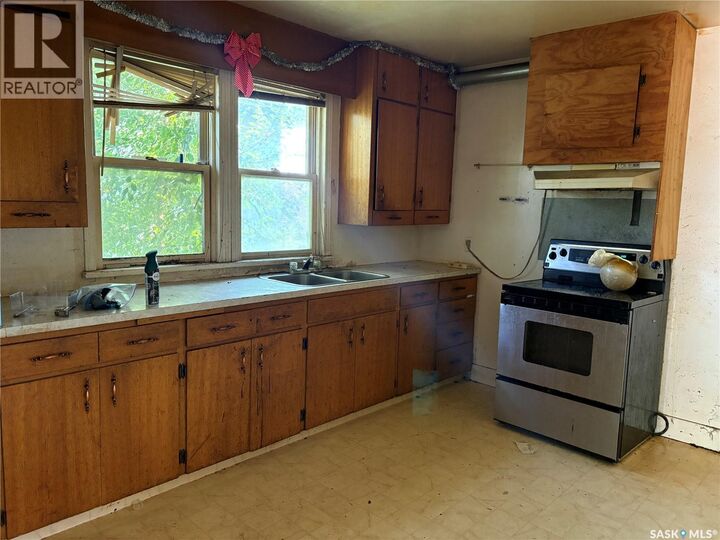 Property Photo: 911 23rd Street W SK S7L 0A5
