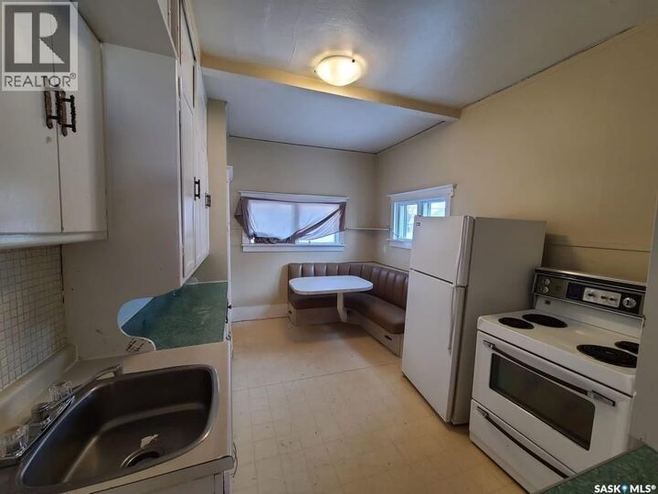 Property Photo:  322 H Avenue S  SK S7M 1W3 