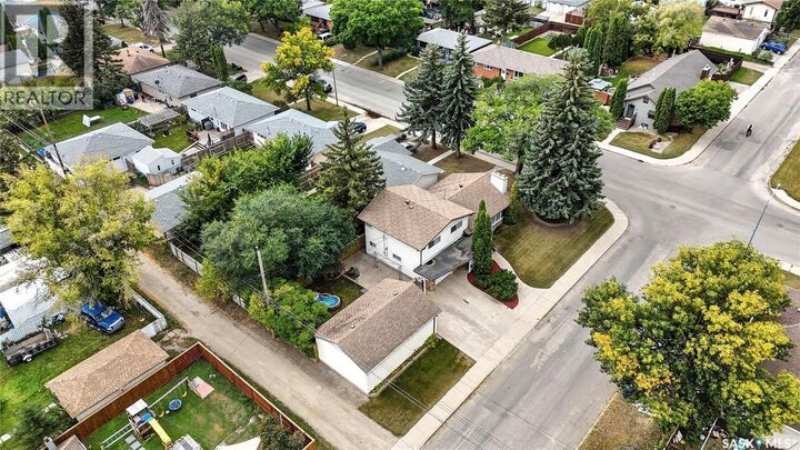 Property Photo:  402 Witney Avenue S  SK S7L 3M7 