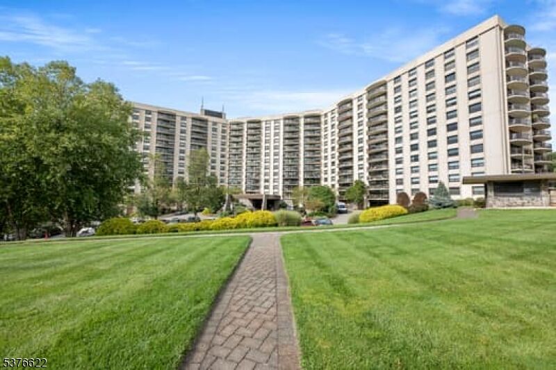 Property Photo:  2 Claridge Dr 10ew  NJ 07044 