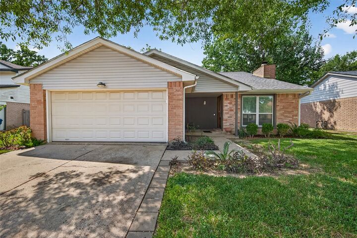 Property Photo: 5323 Windsong Trail TX 77084