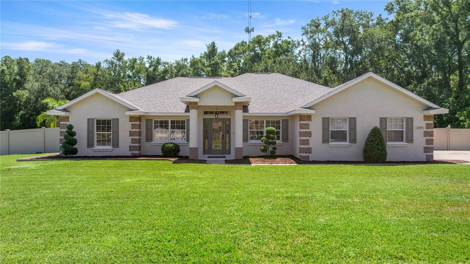 Property Photo:  1306 NE 51st Loop  FL 34479 