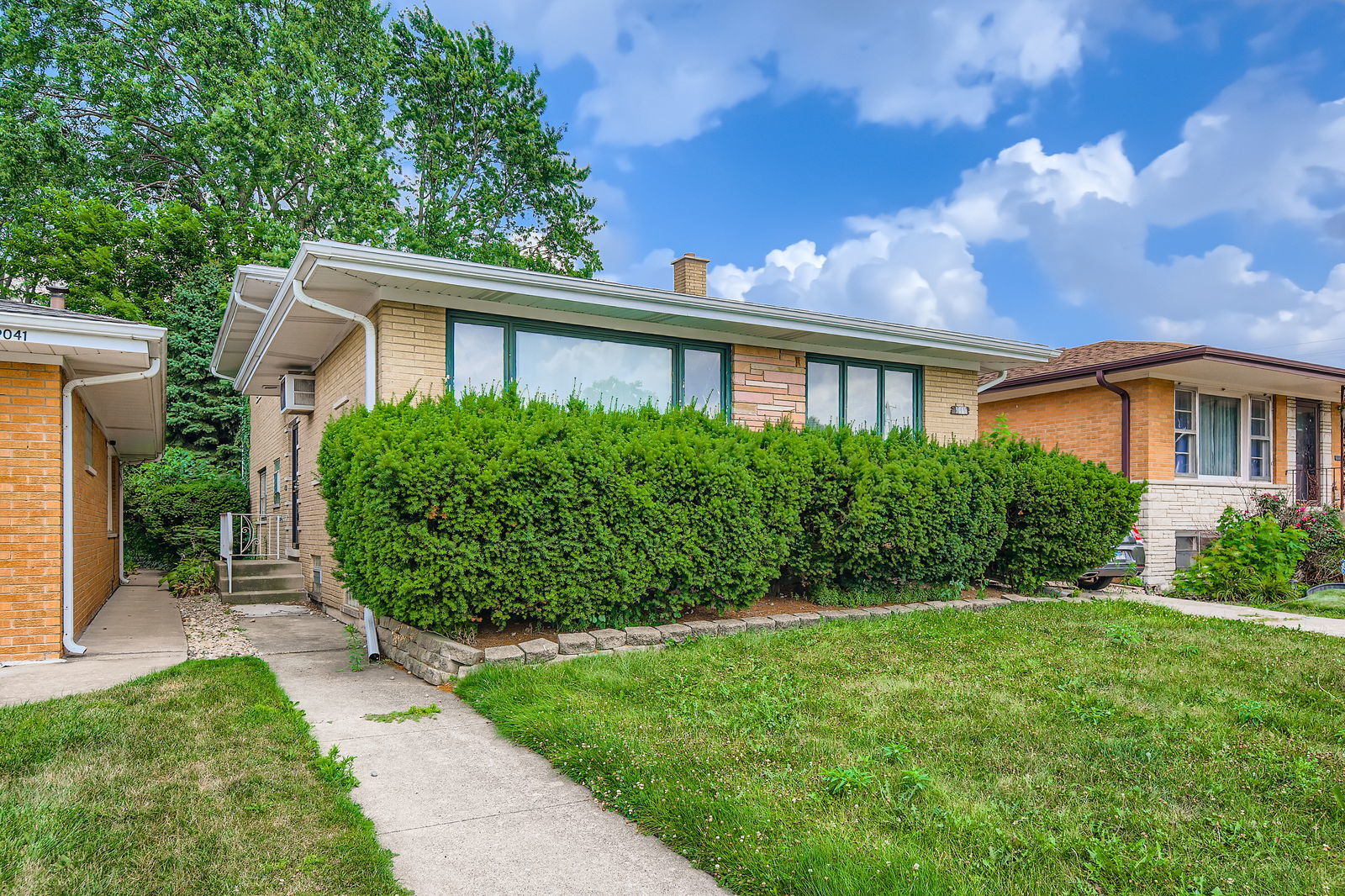 Property Photo: 9045 S Sacramento Avenue IL 60805