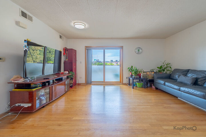 Property Photo: 475 W 24th Street 2A IL 60616