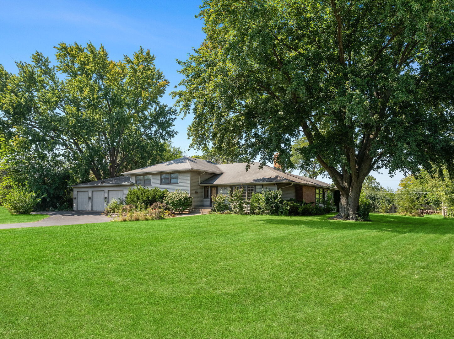 Property Photo: 2250 White Oak Drive IL 60062