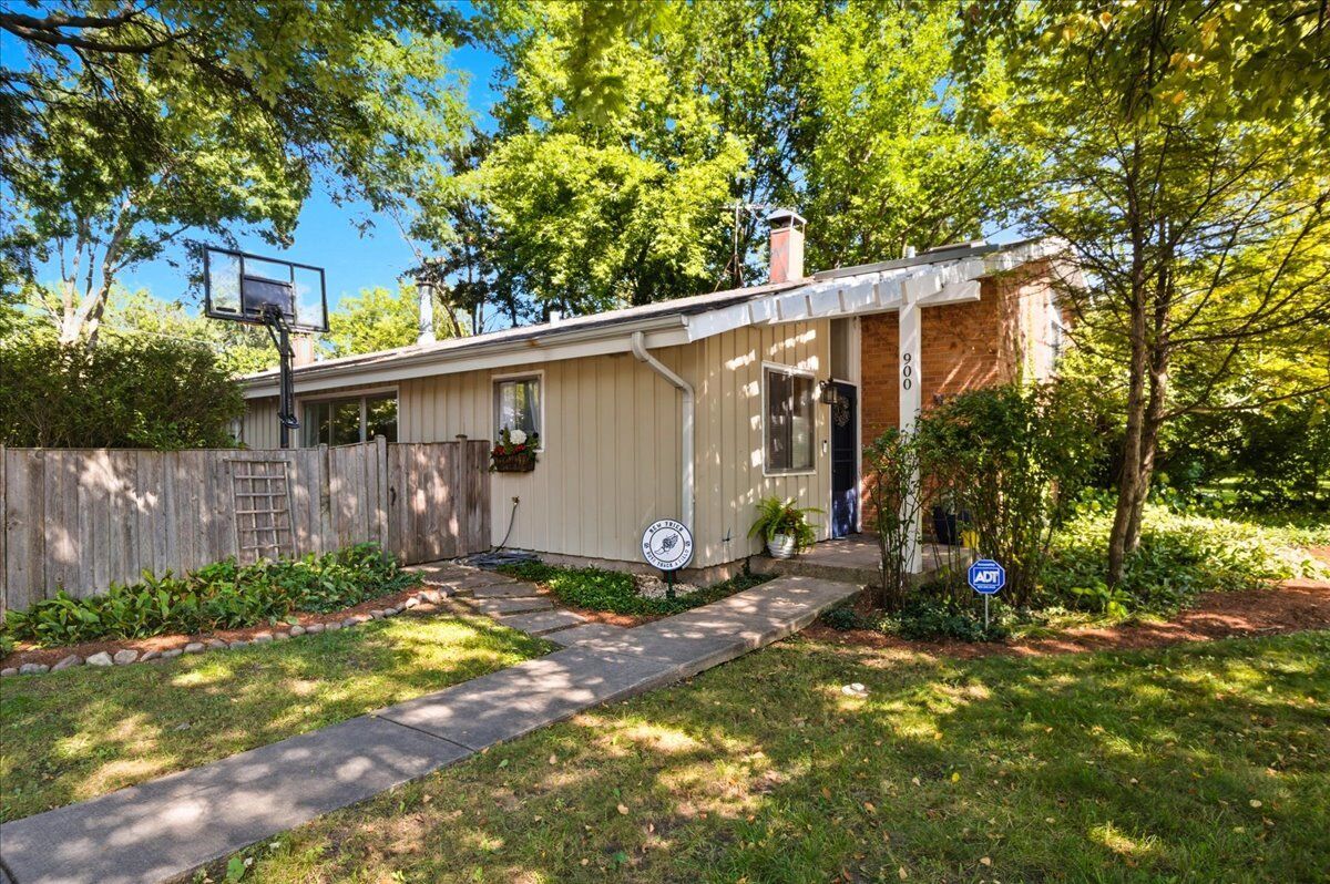 Property Photo: 900 Cambridge Lane IL 60091
