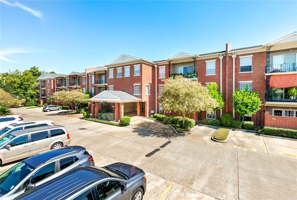 Property Photo: 801 Rue Burgundy 218 LA 70005