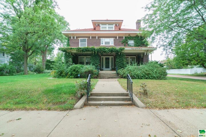 2423 Jackson St  Sioux City IA 51104 photo