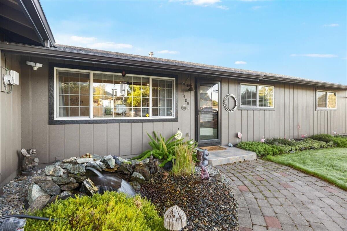 Property Photo:  1405 NE A Street  OR 97526 