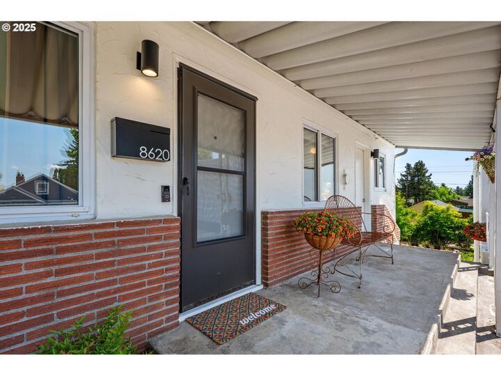 Property Photo:  8620 NE Beech St  OR 97220 